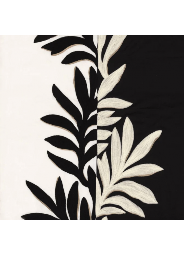 Tissu SOPHORA en satin de coton brodé avec motif de sophora élégant et minimaliste.